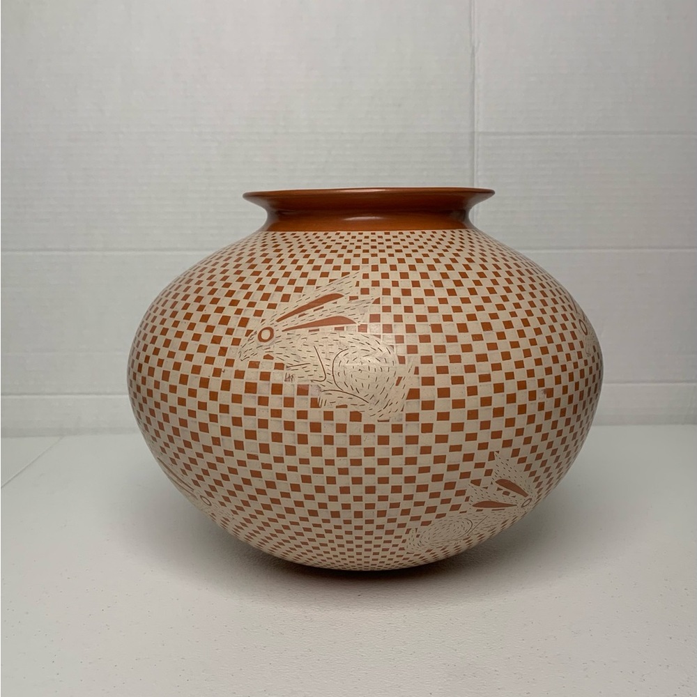 Roberto Manuelos Mata Ortiz Rabbit Pottery vase
